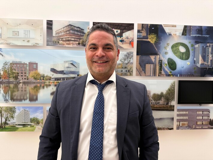 Foto von Toni Sabo im Anzug vor Bildergalerie Heilbronner Motive