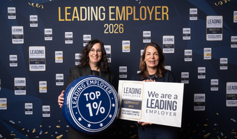 Nicole Renz und Alexandra Göller vom Personal- und Organisationsamt bei der feierlichen Überreichung des Leading Employer Awards durch das Hamburger Institute of Research & Data Aggregation GmbH (Foto: Perspektive Media)