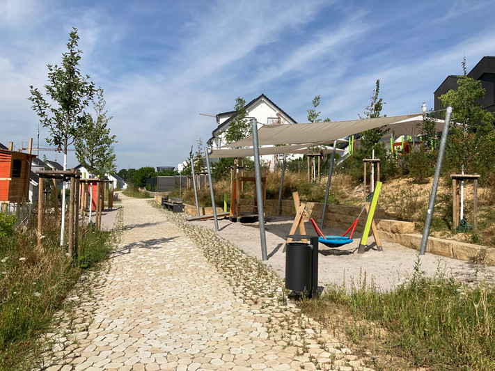 Das ungewöhnliche Pflaster sieht nicht nur hübsch aus, sondern lässt auch große Zwischenräume, in denen das Regenwasser versickern kann. Fotos: Stadt Heilbronn/A. Kühn