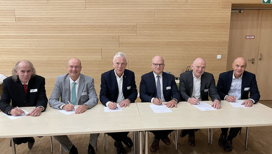 Den feierlichen Abschluss fand die Kick-off-Veranstaltung des Weiterbildungsverbunds Allgemeinmedizin in der offiziellen Unterzeichnung des Kooperationsvertrages durch (v.l.): Dr. Martin Uellner, Sprecher der Kreisärzteschaft Heilbronn; Dr. Jürgen de Laporte, Präsident der Bezirksärztekammer Nordwürttemberg; Oberbürgermeister Harry Mergel; Landrat Norbert Heuser; Prof. Wolfgang Linhart, Sprecher der Ärztlichen Direktoren der SLK-Kliniken und Ärztlicher Direktor des Klinikums am GB sowie Prof. Thomas Dengler, Stellvertretender Ärztlicher Direktor des Klinikums am Plattenwald. Bild: Landratsamt Heilbronn