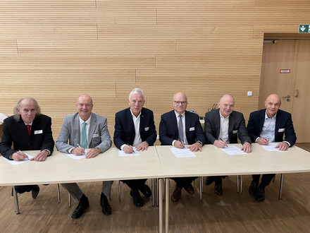 Den feierlichen Abschluss fand die Kick-off-Veranstaltung des Weiterbildungsverbunds Allgemeinmedizin in der offiziellen Unterzeichnung des Kooperationsvertrages durch (v.l.): Dr. Martin Uellner, Sprecher der Kreisärzteschaft Heilbronn; Dr. Jürgen de Laporte, Präsident der Bezirksärztekammer Nordwürttemberg; Oberbürgermeister Harry Mergel; Landrat Norbert Heuser; Prof. Wolfgang Linhart, Sprecher der Ärztlichen Direktoren der SLK-Kliniken und Ärztlicher Direktor des Klinikums am GB sowie Prof. Thomas Dengler, Stellvertretender Ärztlicher Direktor des Klinikums am Plattenwald. Bild: Landratsamt Heilbronn