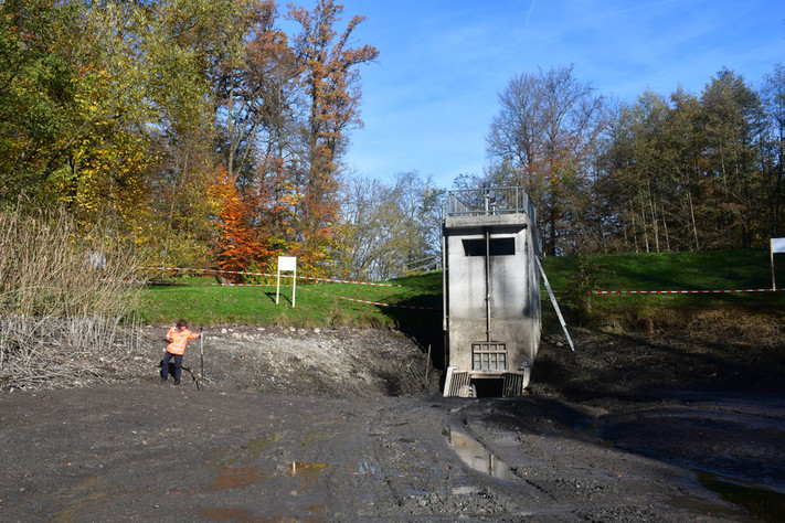 Vermesserin bei der Arbeit. 