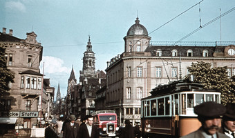 Das Bild zeigt das Areal von der Ebert-Brücke Richtung Kaiserstraße mit der Heilbronner Altstadt vor dem schweren Bombenangriff 1944. Ins Auge techen das Alte Hauptpostamt (rechts), die Kilianskirche und die kleine Straßenbahn.