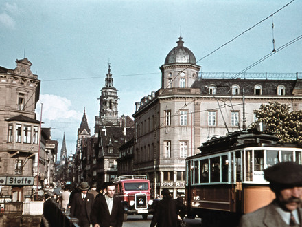 Das Bild zeigt  das Areal von der Ebert-Brücke Richtung Kaiserstraße mit der Heilbronner Altstadt vor dem schweren Bombenangriff 1944. Ins Auge techen das Alte Hauptpostamt (rechts), die Kilianskirche und die kleine Straßenbahn.