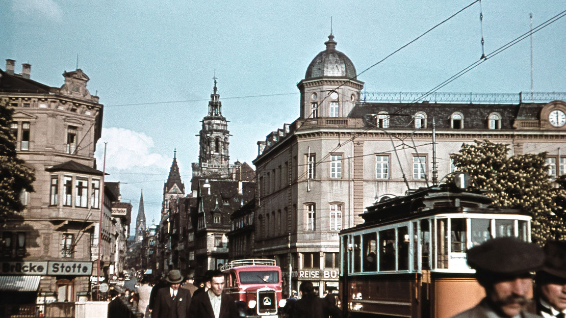 Das Bild zeigt  das Areal von der Ebert-Brücke Richtung Kaiserstraße mit der Heilbronner Altstadt vor dem schweren Bombenangriff 1944. Ins Auge techen das Alte Hauptpostamt (rechts), die Kilianskirche und die kleine Straßenbahn.