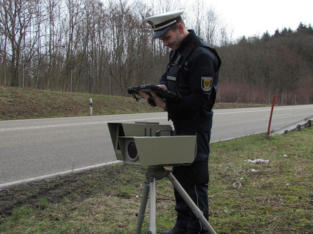 Das Bild zeigt ein mobiles Blitzmessgerät, das die Stadt Heilbronn zur Tempoüberwachung am Straßenrand einsetzt.