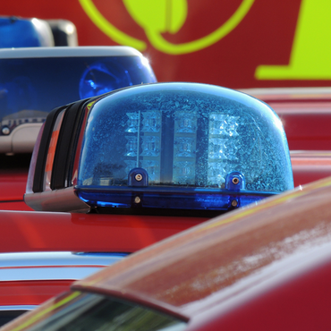 Nahaufnahme der Blaulicht-Scheinwerfer auf dem Dach eines Feuerwehrfahrzeuges.