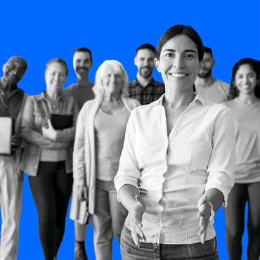Ein Kachelbild: Eine lächelnde Frau steht gestikulierend vor einer Gruppe von Menschen. Die Personen sind in Schwarz-Weiß dargestellt, der Hintergrund ist leuchtend blau.