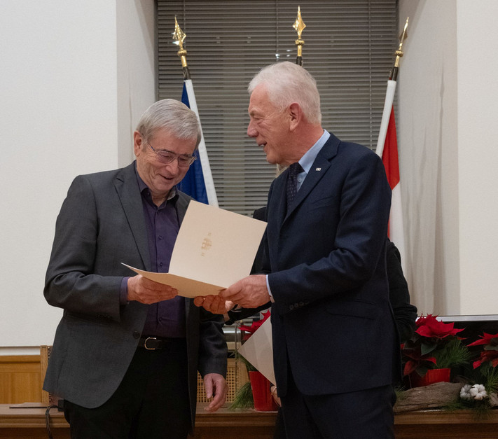 Das Bild zeigt OB Harry Mergel beim Überreichen von Urkunde und silberne Stadtmünze an die Ehrenamtlichen. 