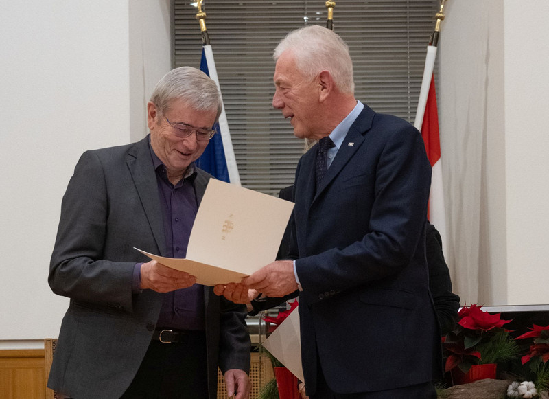 Das Bild zeigt OB Harry Mergel beim Überreichen von Urkunde und silberne Stadtmünze an die Ehrenamtlichen.