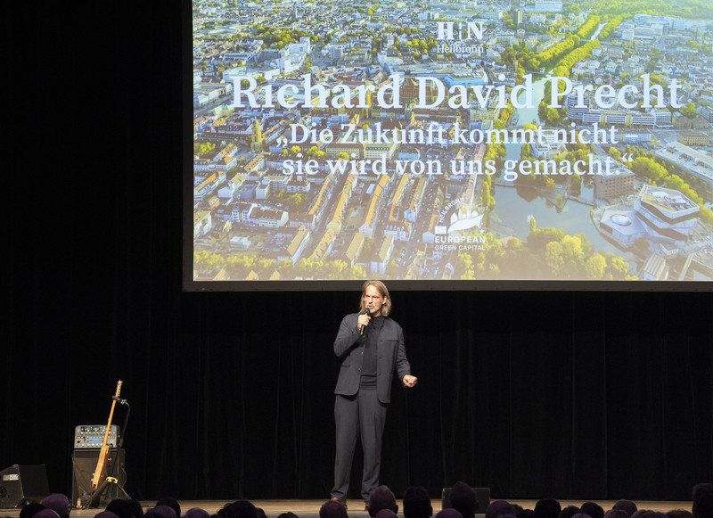 Das Bild zeigt Gastredner Richard David Precht bei seinem Vortrag.
