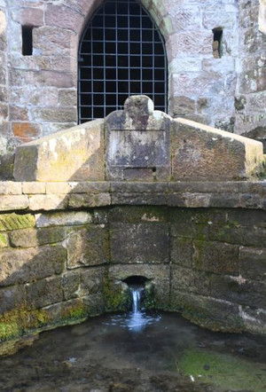Der obere Punkt des Köpfertals: Die in Stein gefasste Köpferquelle liegt vor einer Sandstein-Kapelle. (Foto: Friese)