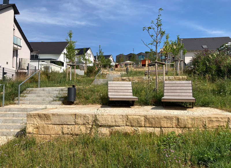 Kleine Treppen überwinden das Gefälle an dem mit Sandsteinmauern und gemütlichen Sitzplätzen gegliederten Hang. Fotos: Stadt Heilbronn/A. Kühn