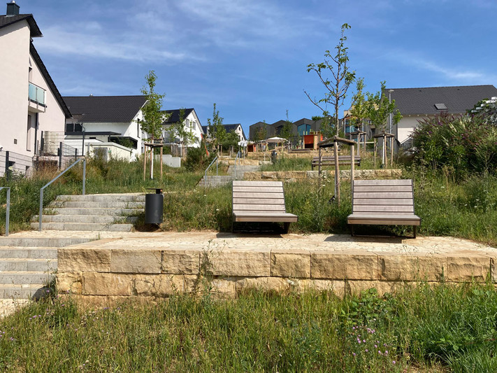 Kleine Treppen überwinden das Gefälle an dem mit Sandsteinmauern und gemütlichen Sitzplätzen gegliederten Hang. Fotos: Stadt Heilbronn/A. Kühn