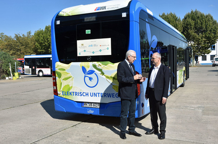 Erster Bürgermeister Martin Diepgen (links) und Tilo Elser, Geschäftsführer der Heilbronner Verkehrsbetriebe, vor dem neuen E-Bus.