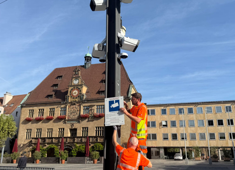 Anbringung eines Hinweisschildes zur Videoüberwachung am Marktplatz