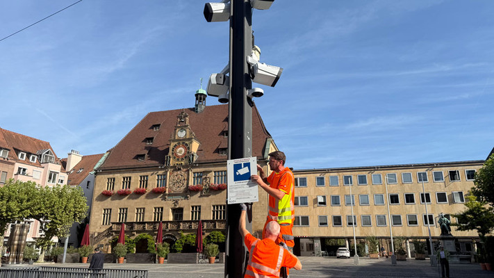 Anbringung eines Hinweisschildes zur Videoüberwachung am Marktplatz