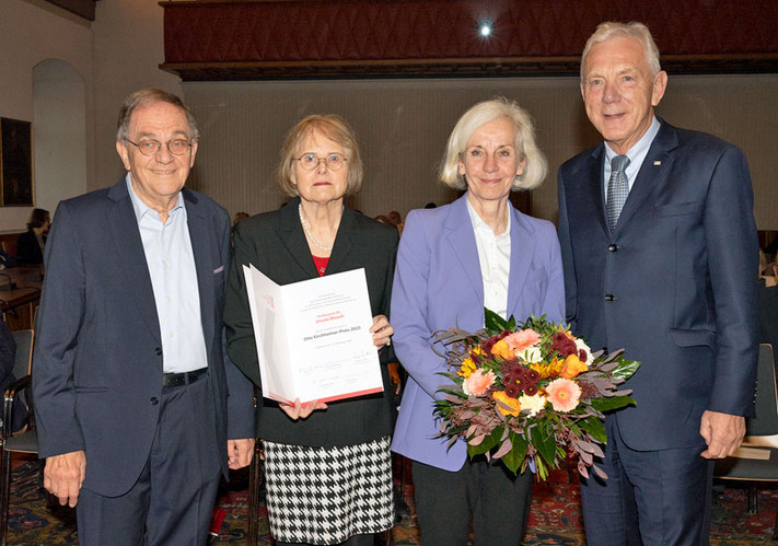 Preisträgerin Prof. Ursula Münch (2.v.r.) mit Oberbürgermeister Harry Mergel (r.) und dem Stifterehepaar Gudrun Hotz-Friese und Harald Friese.
