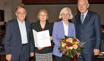 Preisträgerin Prof. Ursula Münch (2.v.r.) mit Oberbürgermeister Harry Mergel (r.) und dem Stifterehepaar Gudrun Hotz-Friese und Harald Friese.