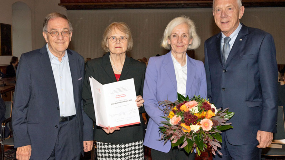 Preisträgerin Prof. Ursula Münch (2.v.r.) mit Oberbürgermeister Harry Mergel (r.) und dem Stifterehepaar Gudrun Hotz-Friese und Harald Friese.