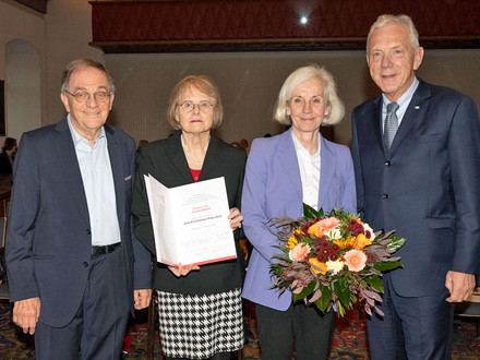 Preisträgerin Prof. Ursula Münch (2.v.r.) mit Oberbürgermeister Harry Mergel (r.) und dem Stifterehepaar Gudrun Hotz-Friese und Harald Friese.
