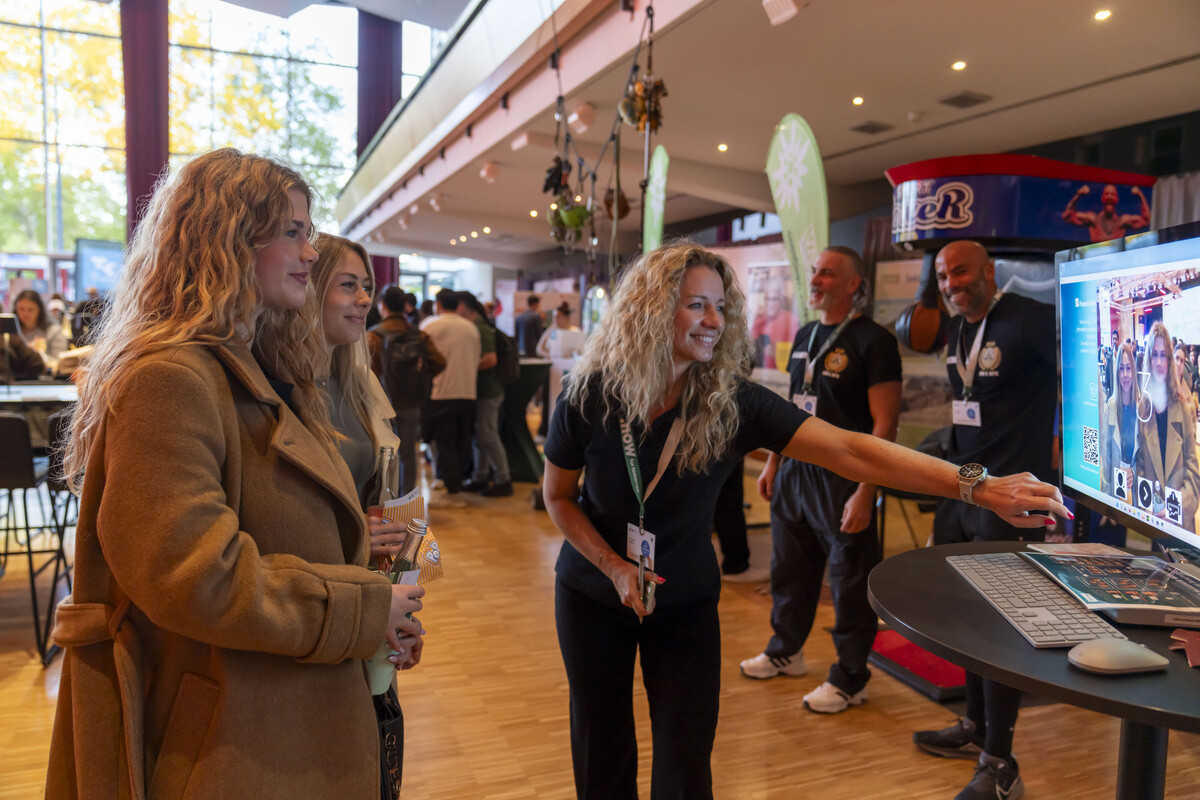 KI-Team bei der Studi Erstsemesterbegrüßung in der Harmonie. Studierende probieren die Eis-KI des Urban Innovation Hubs aus. Foto: Stadt Heilbronn/Jürgen Häffner