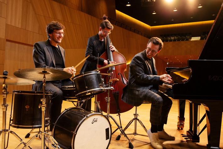 Das Bild zeigt die drei Musiker des Frank Dupree-Trios an ihren Instrumenten.