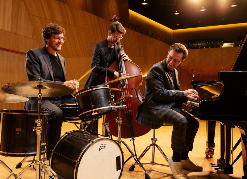 Das Bild zeigt die drei Musiker des Frank Dupree-Trios an ihren Instrumenten.