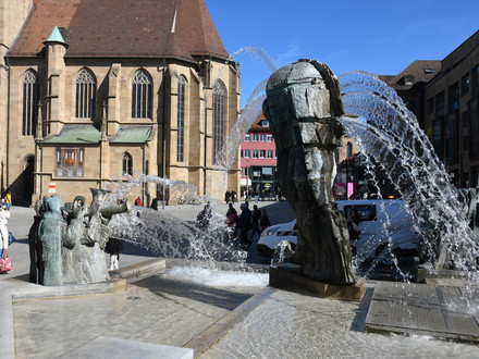 Das Bild zeigt den sprudelnden Komödiantenbrunnen am Kiliansplatz. 