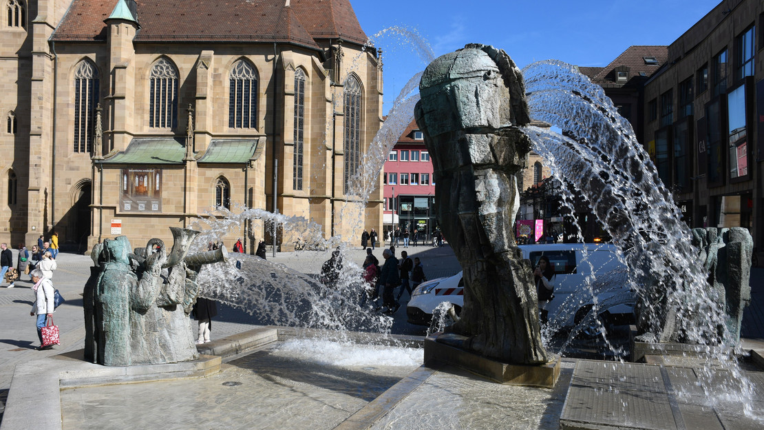 Das Bild zeigt den sprudelnden Komödiantenbrunnen am Kiliansplatz.