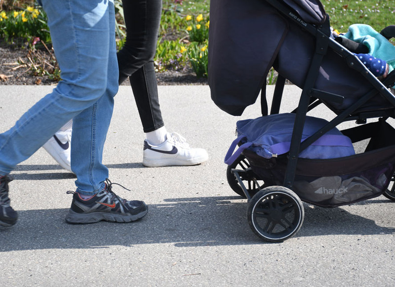 Fußgänger mit Kinderwagen