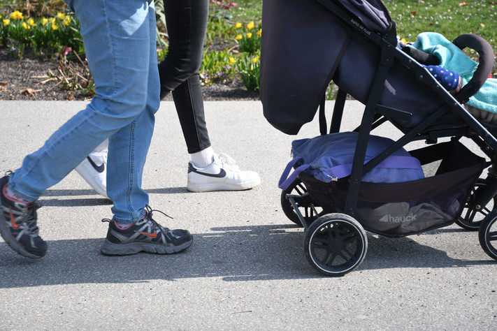 Fußgänger mit Kinderwagen