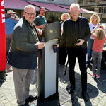 Oberbürgermeister Harry Mergel und Bürgermeister Andreas Ringle stehen neben dem neuen Trinkbrunnen auf dem Marktplatz