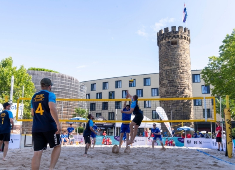 Beachvolleyballfeld am Platz am Bollwerksturm mit Spielern.