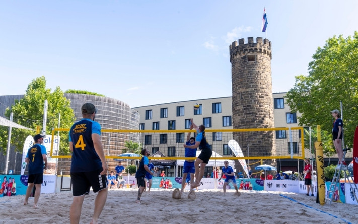 Beachvolleyballfeld am Platz am Bollwerksturm mit Spielern.