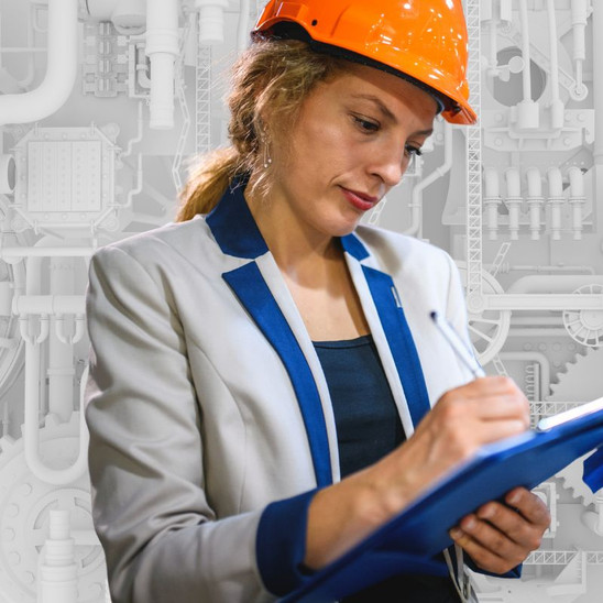 Das Bild zeigt eine Frau mit Schutzhelm, die konzentriert Notizen auf einem Klemmbrett macht. Die Szene steht im Kontext des Studiengangs Bachelor of Engineering im Wirtschaftsingenieurwesen mit Schwerpunkt Facility Management. Im Hintergrund sind angedeutete technische Anlagen oder Leitungen zu erkennen. Die Darstellung vermittelt die Erfassung, Kontrolle und Dokumentation technischer Prozesse sowie die Verbindung von Organisation und Technik im Gebäudemanagement. Hier klicken um mehr über den Studiengang zu erfahren.