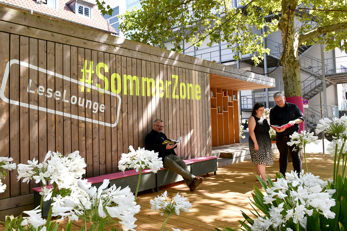 Bürgermeister Andreas Ringle, Grünflächenamtsleiter Oliver Toellner und Marie-Luise Bertsch, Sachgebietsleiterin Mobilitäts- und Verkehrsplanung beim Amt für Straßenwesen genießen die temporäre #SommerZone