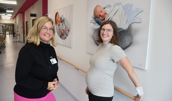 Auf dem Bild sind die Kliniklotsin und eine hochschwangere Frau auf dem Flur der SLK-Geburtenstation zu sehen.