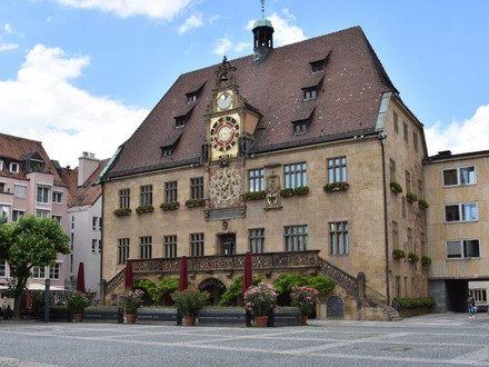 Das Bild zeigt das Heilbronner Rathaus mit der Freitreppe und der astronomischen Uhr vom Marktplatz aus. 