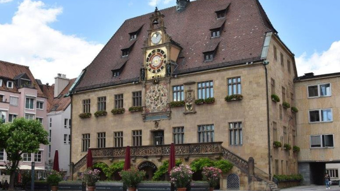 Das Bild zeigt das Heilbronner Rathaus mit der Freitreppe und der astronomischen Uhr vom Marktplatz aus. 