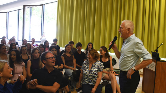 Das Bild zeigt Oberbürgermeister Harry Mergel im Austausch mit Schülerinnen und Schülern des Elly-Heuss-Knapp-Gymnasiums. 