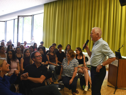 Das Bild zeigt Oberbürgermeister Harry Mergel im Austausch mit Schülerinnen und Schülern des Elly-Heuss-Knapp-Gymnasiums.