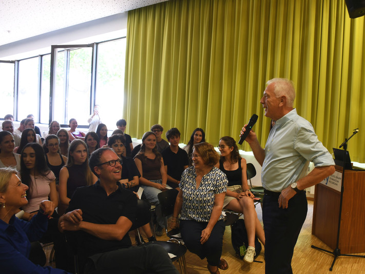 Das Bild zeigt Oberbürgermeister Harry Mergel im Austausch mit Schülerinnen und Schülern des Elly-Heuss-Knapp-Gymnasiums.