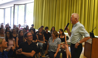 Das Bild zeigt Oberbürgermeister Harry Mergel im Austausch mit Schülerinnen und Schülern des Elly-Heuss-Knapp-Gymnasiums.