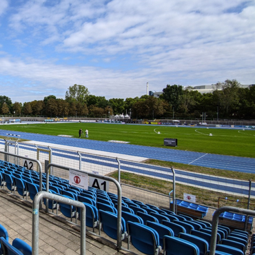 Der Blick von der Tribüne im Frankenstadion auf den Sportplatz in der Mitte.