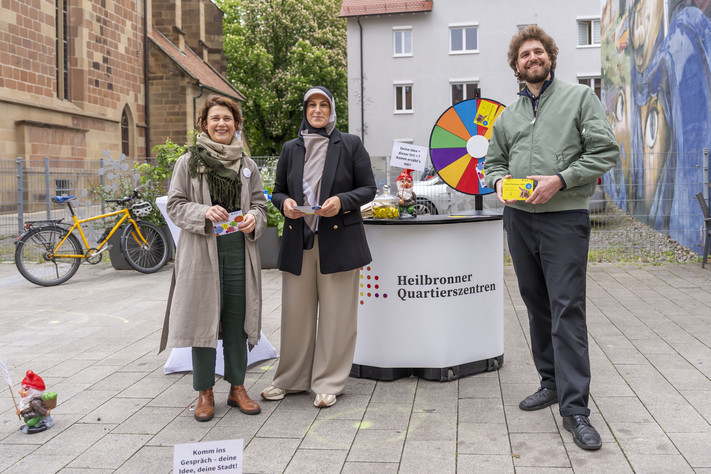 Das Bild zeigt die Ansprachpartner bei der Stadt am Infostand: (v. links) Nora Zeltwanger (Quartierszentren), Yasemin Özbek (Bürgerbeteiligung) und Amos Heuss (Innenstadt-Entwicklung).