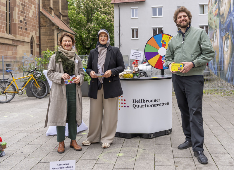 Das Bild zeigt die Ansprachpartner bei der Stadt am Infostand: (v. links) Nora Zeltwanger (Quartierszentren), Yasemin Özbek (Bürgerbeteiligung) und Amos Heuss (Innenstadt-Entwicklung).