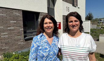 Nora Zeltwanger, Leiterin der Geschäftsstelle Quartiersarbeit, und Sara Langer, zukünftige Quartiersmanagerin im Hochgelegen, freuen sich auf den Start im Manfred-Weinmann-Ring 16. (Foto: Stadt Heilbronn)