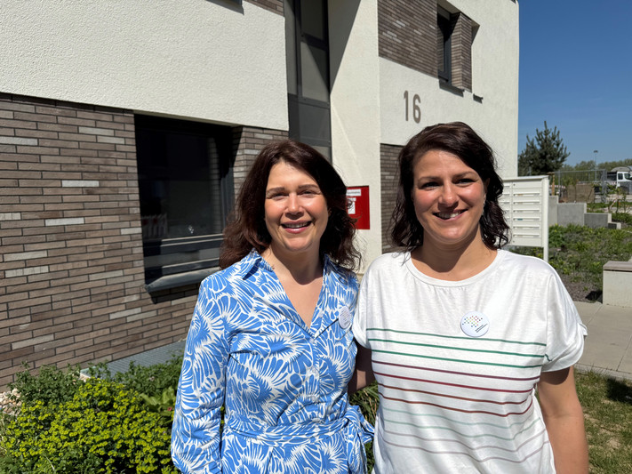Nora Zeltwanger, Leiterin der Geschäftsstelle Quartiersarbeit, und Sara Langer, zukünftige Quartiersmanagerin im Hochgelegen, freuen sich auf den Start im Manfred-Weinmann-Ring 16. (Foto: Stadt Heilbronn)