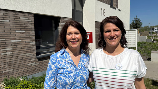 Nora Zeltwanger, Leiterin der Geschäftsstelle Quartiersarbeit, und Sara Langer, zukünftige Quartiersmanagerin im Hochgelegen, freuen sich auf den Start im Manfred-Weinmann-Ring 16. (Foto: Stadt Heilbronn)